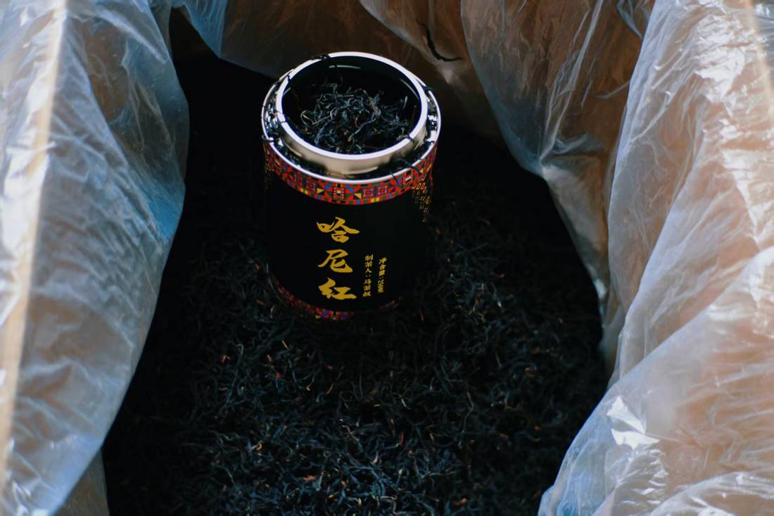 袋中干茶与茶罐