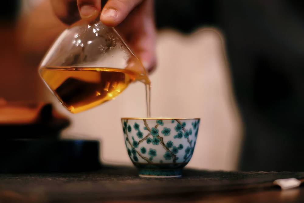 茶汤倾入青花杯