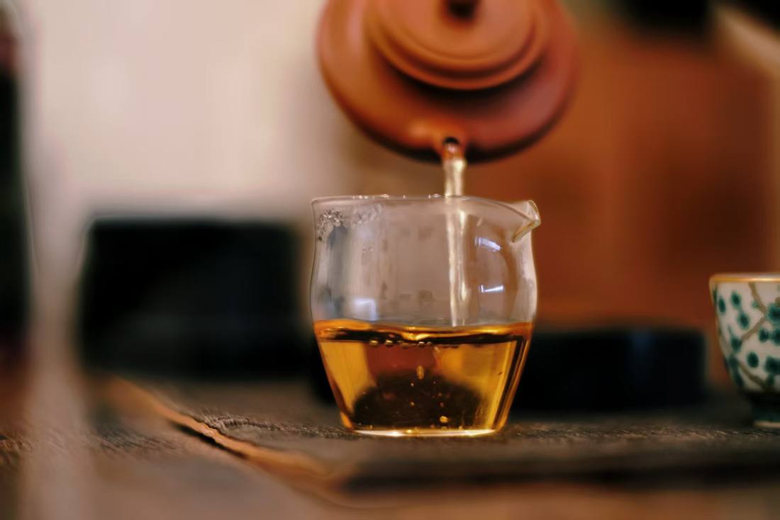 琥珀色茶汤注入公道杯