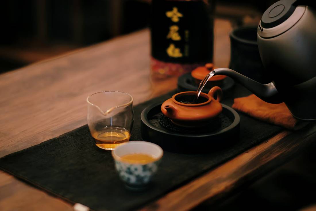 哈尼红 · 紫砂壶注水冲泡
